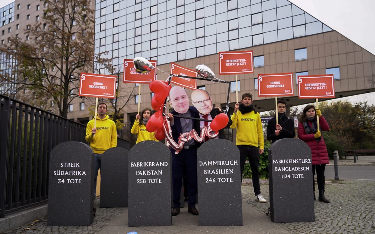 Recherche belegt Lobbyoffensive: Arbeitgeberverbände verweigern gesetzliche Menschenrechts-Vorgaben für Unternehmen – „Initiative Lieferkettengesetz“ protestiert vor Arbeitgebertag