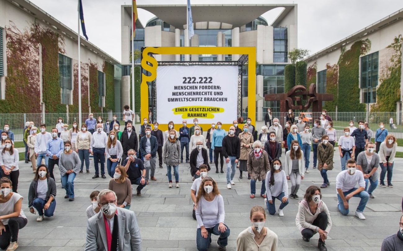 Mehr als 222.222 Unterschriften: Initiative Lieferkettengesetz protestiert vor dem Bundeskanzleramt