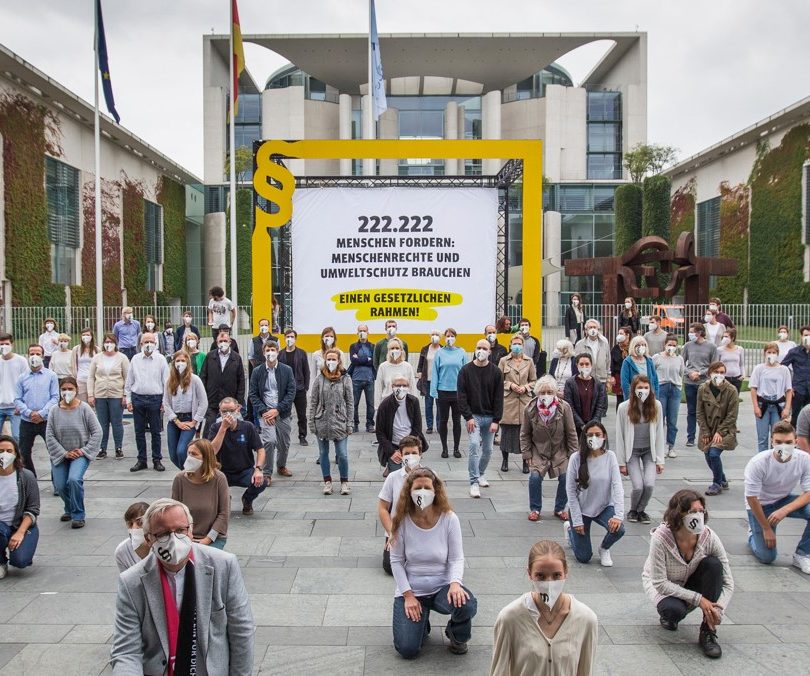 Mehr als 222.222 Unterschriften: Initiative Lieferkettengesetz protestiert vor dem Bundeskanzleramt