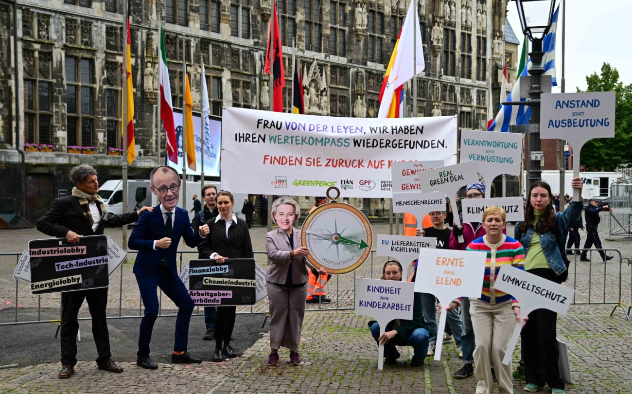 Protestaktion zur Karlspreisverleihung: Ursula von der Leyen erhält Wertekompass zur Verteidigung der Lieferkettenrichtlinie