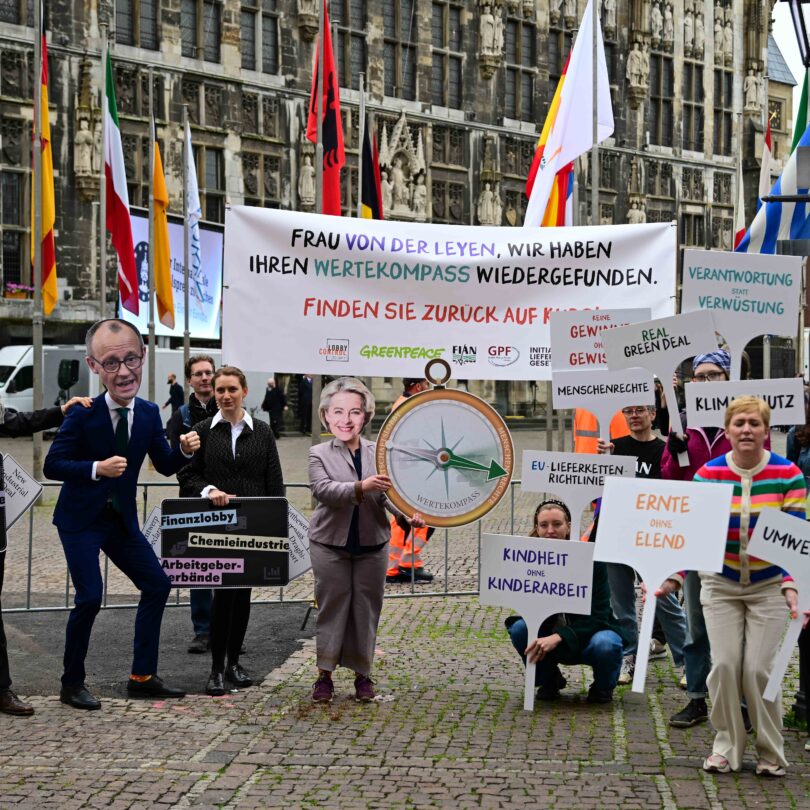 Protestaktion zur Karlspreisverleihung: Ursula von der Leyen erhält Wertekompass zur Verteidigung der Lieferkettenrichtlinie