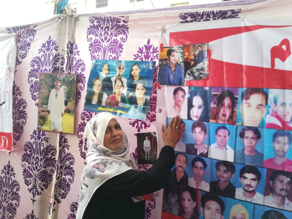 Was ist zu sehen: Saeeda Khatoon erinnert bei einer Gedenkveranstaltung an ihren einzigen Sohn, den sie beim Brand in der Fabrik Ali Enterprises verlor. Sie ist eine der Betroffenen, die in Deutschland gegen KiK vor Gericht gezogen sind.
Copyright: ECCHR
