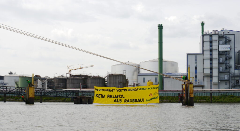 Protestaktion: Robin Wood und die Romero Initiative fordern Ende Mai auf einem Banner die Einhaltung von Sorgfaltspflichten ein. Die Protestaktion richtete sich an Olenex, ein Joint Venture von ADM und Wilmar, das Palmöl von Dinant bezieht. Credits: Fenna Otten, Robin Wood.