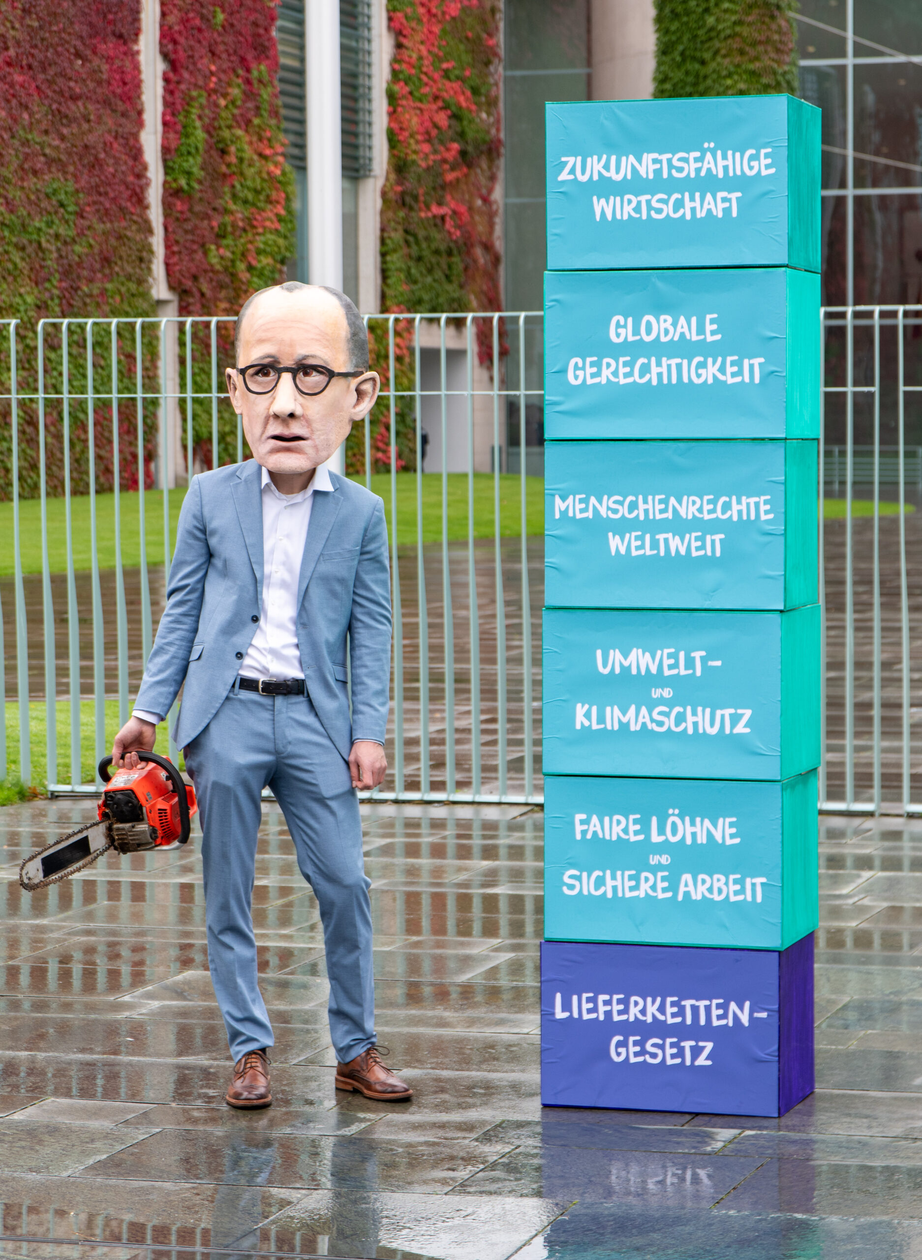 Der Bundeskanzler mit der Kettensäge der Deregulierung...